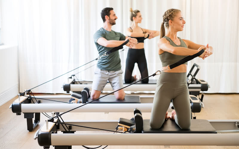 Lớp Pilates Reformer kết hợp bài tập cùng máy